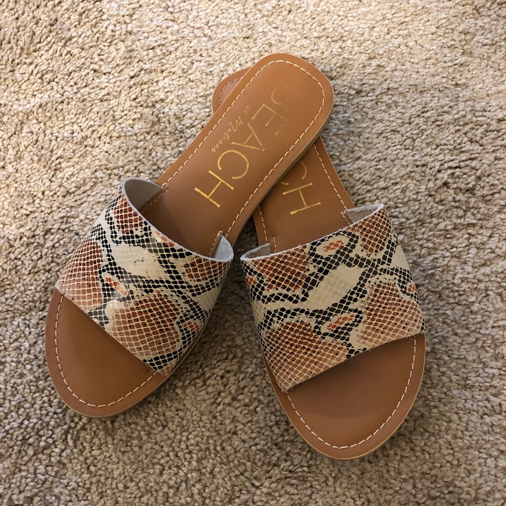 BEACH sandal. Animal print. Size 8